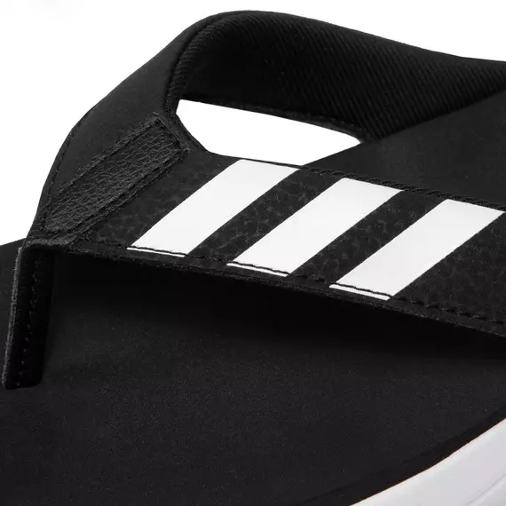 Adidas flip flop papucs közelről
